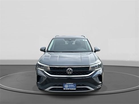 Certified 2023 Volkswagen Taos SE image 2