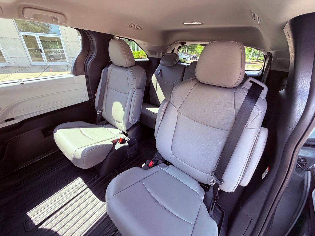 Used 2026 Toyota Sienna XLE FWD image 13