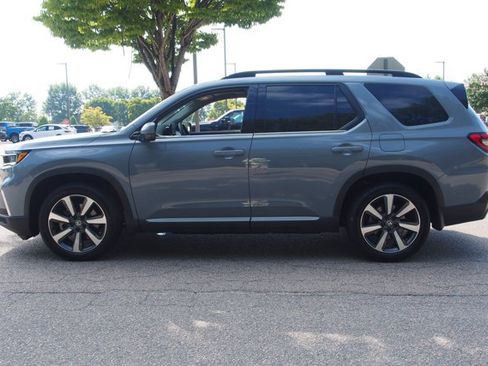 Used 2025 Honda Pilot Touring image 4