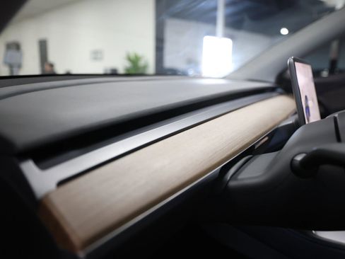 Used 2022 Tesla Model Y Long Range image 26