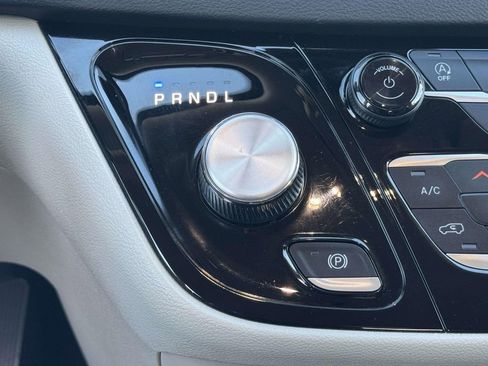 Used 2023 Chrysler Pacifica Touring-L image 6
