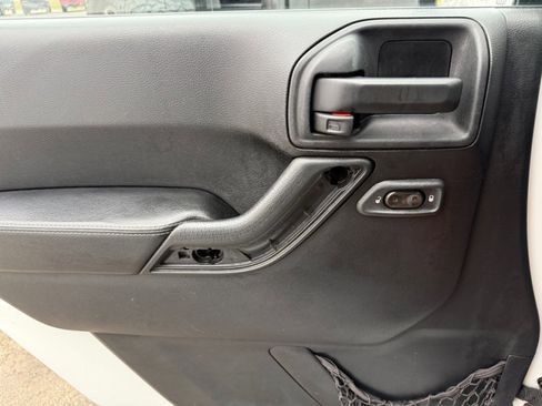 Used 2015 Jeep Wrangler Unlimited Rubicon AWD/4WD image 32