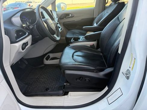 Used 2022 Chrysler Pacifica Touring-L FWD image 26