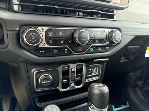 Used 2025 Jeep Wrangler Unlimited Sahara w/ Safety Group image 20