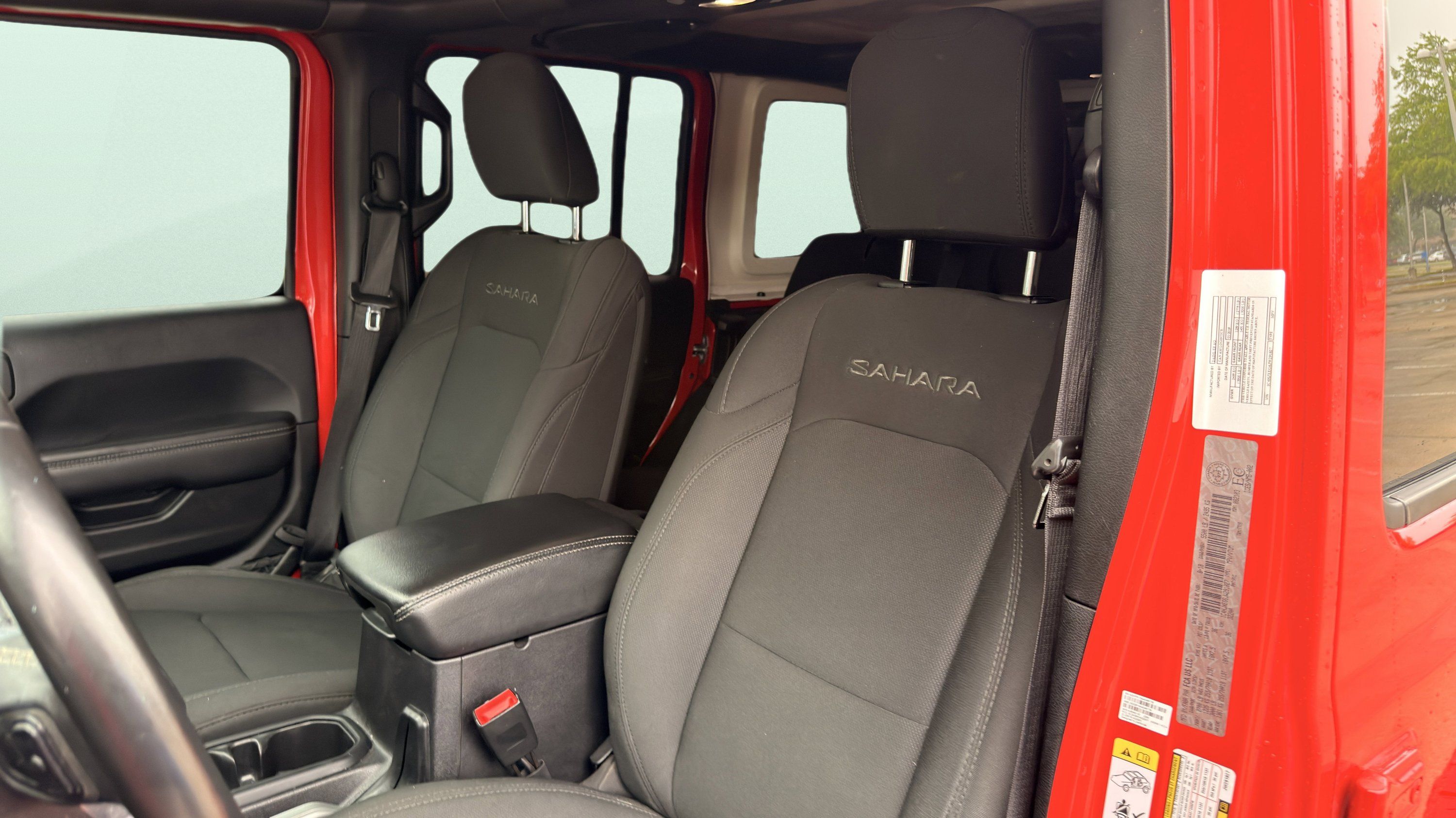 Used 2018 Jeep Wrangler Unlimited Sahara w/ Uconnect 4C Nav & Sound Group AWD/4WD image 21