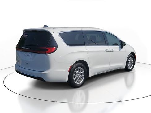 Used 2023 Chrysler Pacifica Touring-L FWD image 4