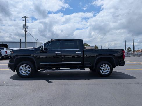 Used 2024 Chevrolet Silverado 2500 High Country w/ High Country Premium Package AWD/4WD image 2