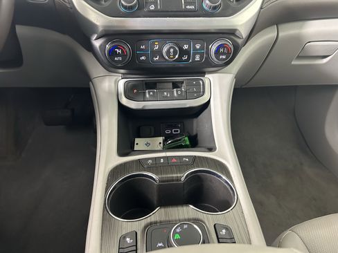 Used 2023 GMC Acadia SLT image 32