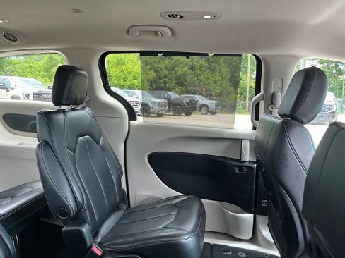Used 2023 Chrysler Pacifica Touring-L FWD image 43