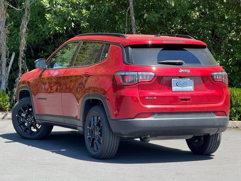Used 2025 Jeep Compass Latitude w/ Convenience Group AWD/4WD image 3
