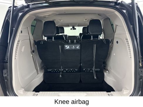 Used 2020 Chrysler Pacifica Touring-L image 26