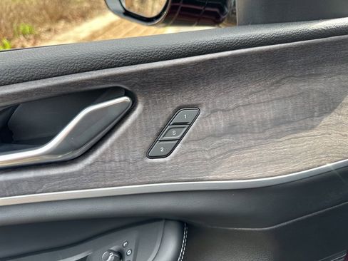 Used 2025 Jeep Grand Cherokee Limited w/ Black Appearance Package image 43