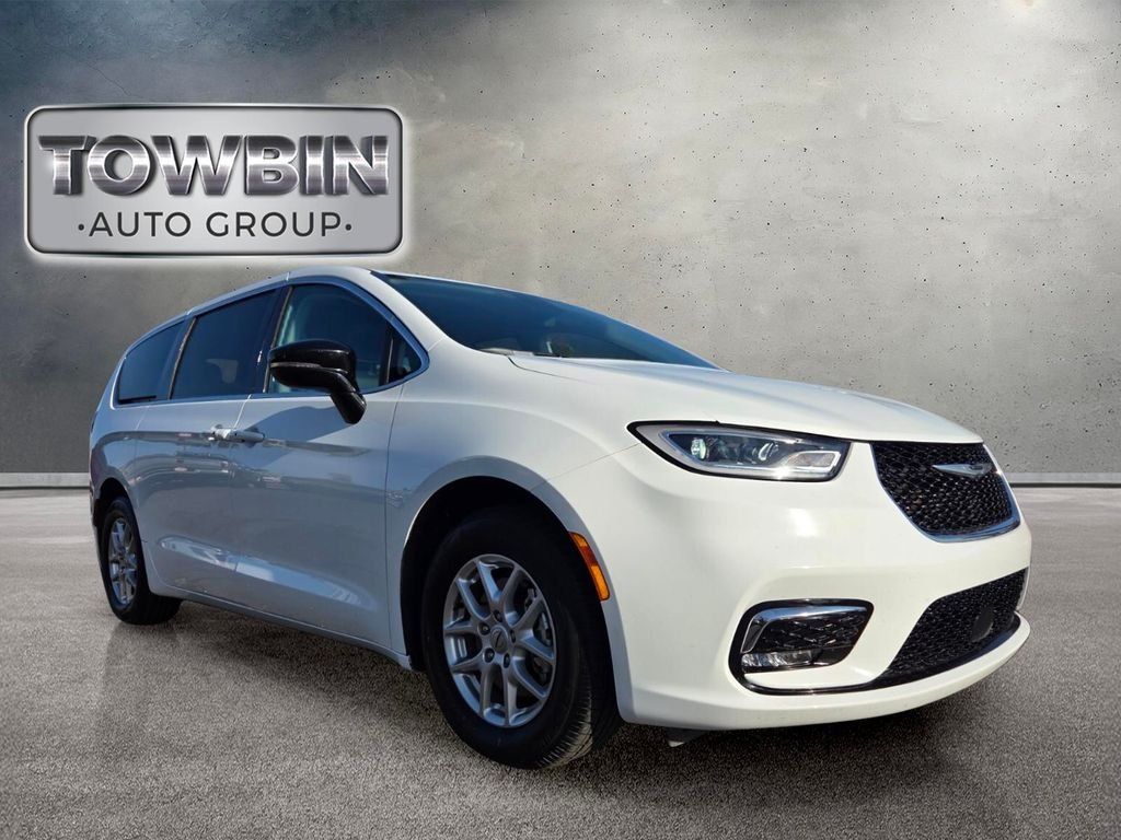 Used 2024 Chrysler Pacifica Touring-L FWD image 2