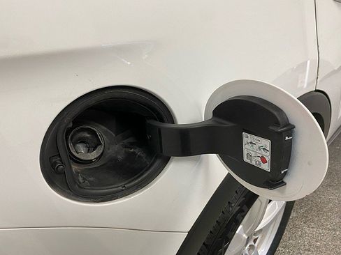 Used 2018 Ford Explorer XLT image 28