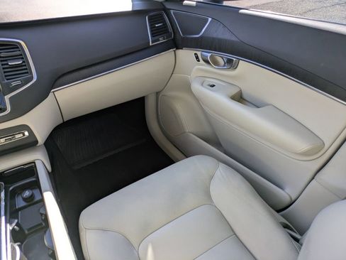 Used 2020 Volvo XC90 T5 Momentum w/ Protection Package Premier image 17