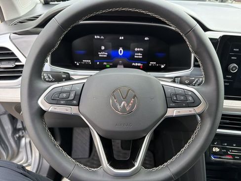 Used 2025 Volkswagen Taos SE AWD/4WD image 16