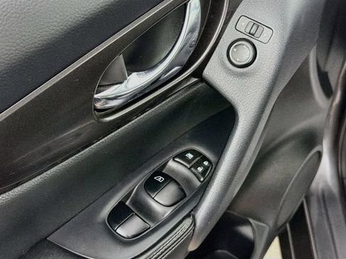 Used 2019 Nissan Rogue SV AWD/4WD image 17