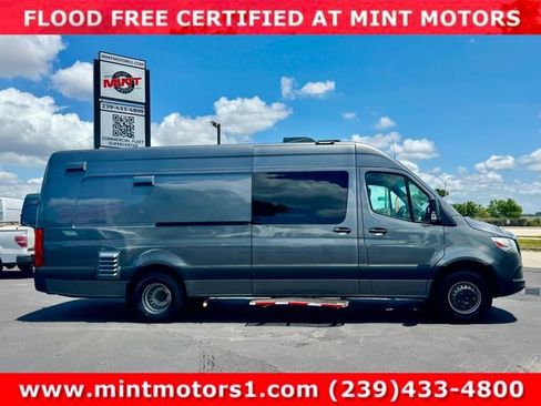 Used 2021 Mercedes-Benz Sprinter 4500 w/ Dashboard Charging Package image 9