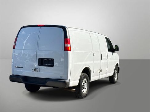 Used 2017 Chevrolet Express 3500 image 17