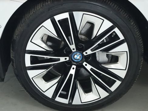 Used 2025 BMW i5 xDrive40 w/ Premium Package image 38