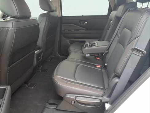 Used 2025 Nissan Pathfinder SL AWD/4WD image 19