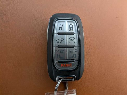 Used 2025 Chrysler Pacifica Pinnacle w/ Trailer Tow Group AWD/4WD image 34