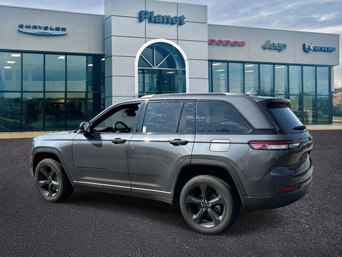 Used 2025 Jeep Grand Cherokee 4WD image 3