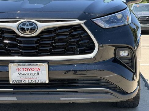 Used 2024 Toyota Highlander LE FWD image 9