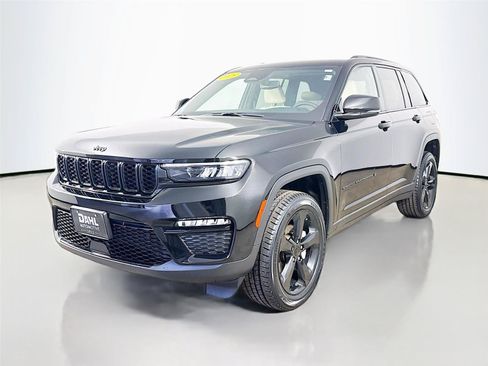 Used 2023 Jeep Grand Cherokee Limited w/ Black Appearance Package AWD/4WD image 4