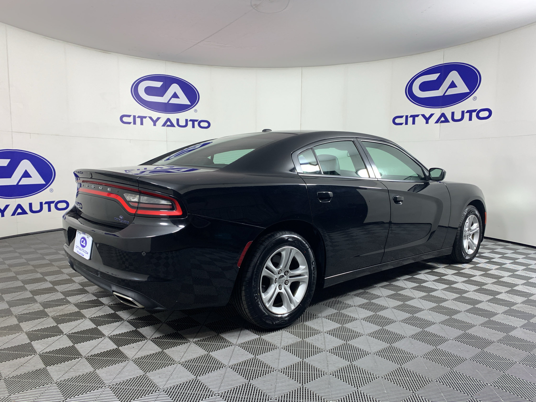 Used 2020 Dodge Charger SXT w/ Leather Interior Group RWD image 3
