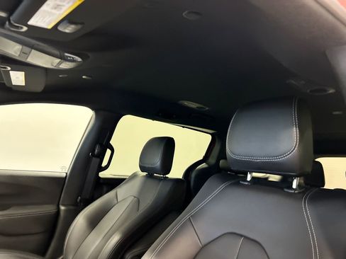 New 2026 Chrysler Pacifica Select image 26