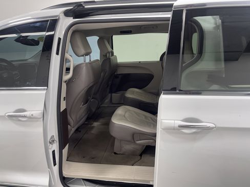 Used 2017 Chrysler Pacifica Touring-L image 13