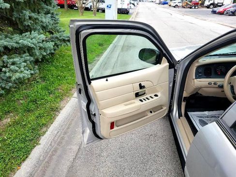 Used 2011 Ford Crown Victoria Police Interceptor w/ Comfort & Convenience Group image 11