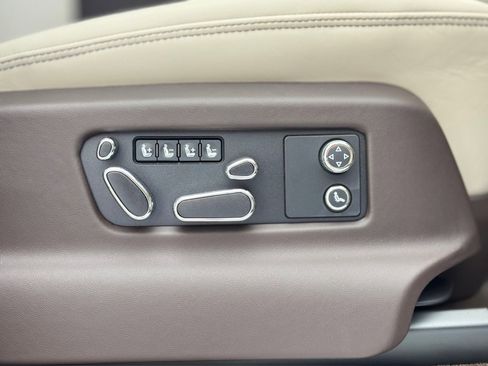 Used 2025 Bentley Bentayga image 7