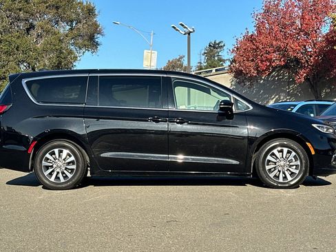 Used 2024 Chrysler Pacifica Select image 3