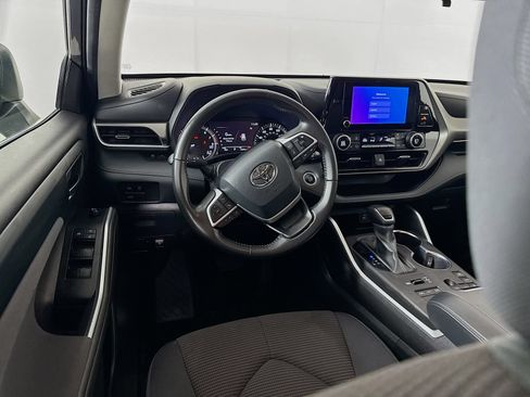 Used 2024 Toyota Highlander LE AWD/4WD image 20