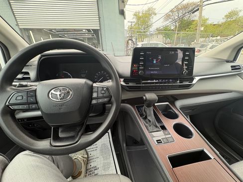 Used 2024 Toyota Sienna LE w/ LE Plus Package AWD/4WD image 14