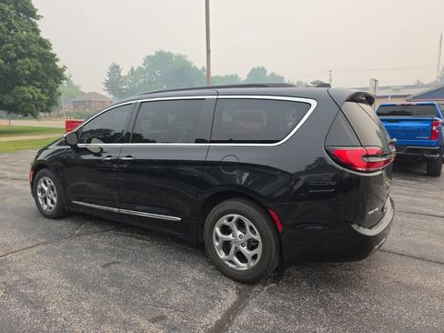 Used 2023 Chrysler Pacifica Limited FWD image 4