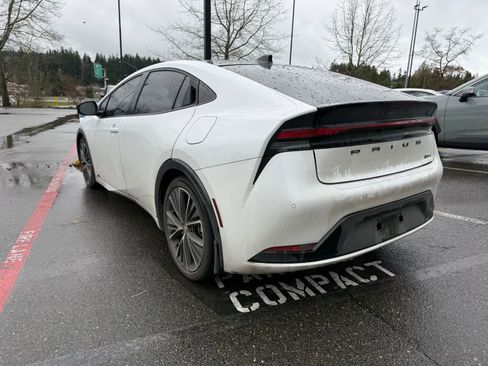 Used 2023 Toyota Prius XLE image 2