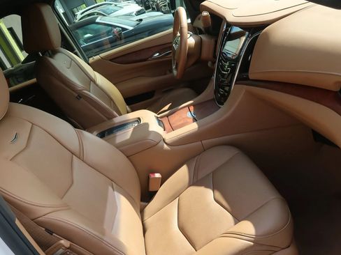 Used 2017 Cadillac Escalade Platinum AWD/4WD image 29