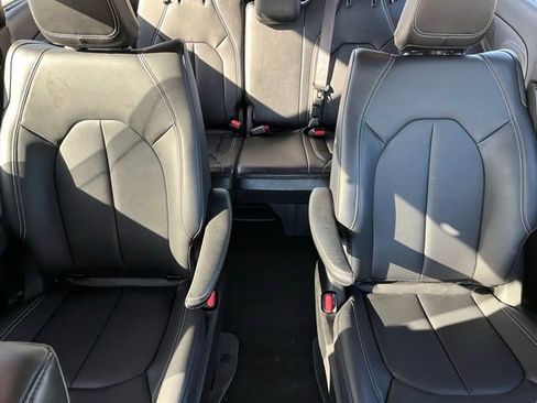 Used 2025 Chrysler Pacifica Select w/ Uconnect Theater Family Group FWD image 28