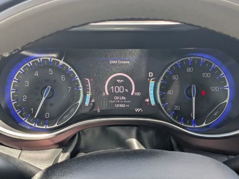 Used 2018 Chrysler Pacifica Limited w/ Tire & Wheel Group FWD image 35