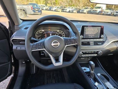 Used 2025 Nissan Altima 2.5 SV image 12