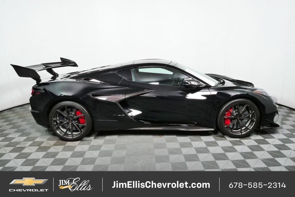 Used 2027 Chevrolet Corvette ZR1 w/ ZR1 Carbon Fiber Aero Package RWD image 2