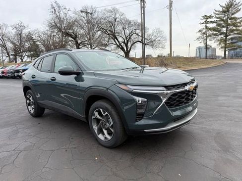 Used 2025 Chevrolet Trax LT w/ Driver Confidence Package image 9