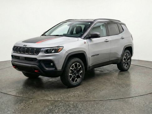 Used 2025 Jeep Compass Trailhawk image 3