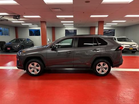 Used 2021 Toyota RAV4 LE AWD/4WD image 5
