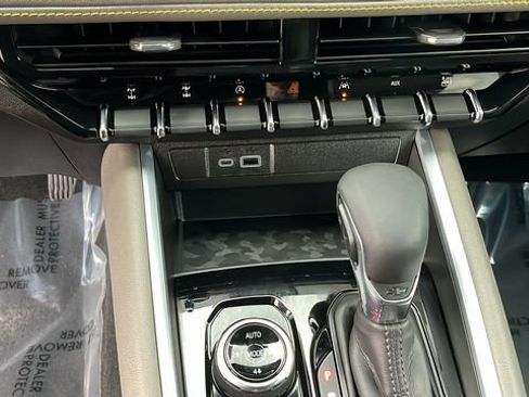 Used 2024 Chevrolet Colorado ZR2 w/ Technology Package AWD/4WD image 13