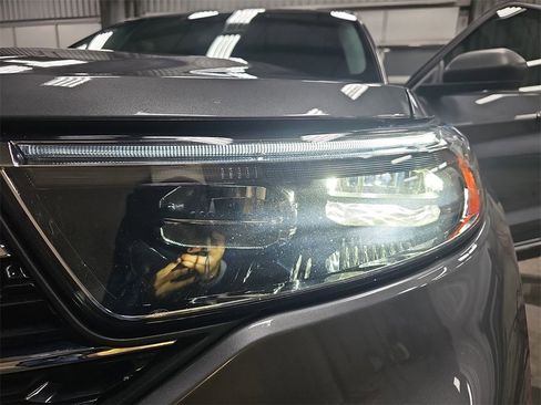 Used 2022 Ford Explorer XLT image 32