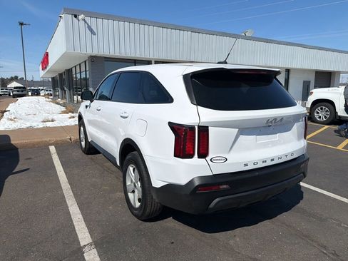 Used 2023 Kia Sorento LX image 4